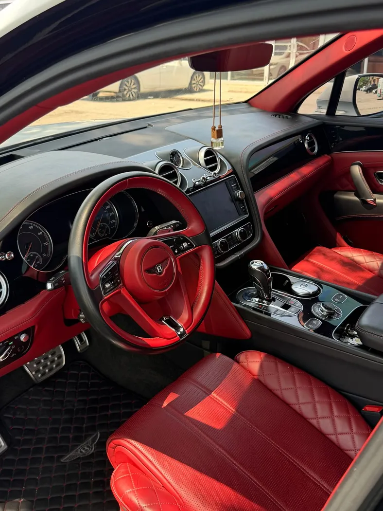 Bentley Bentayga photo 4